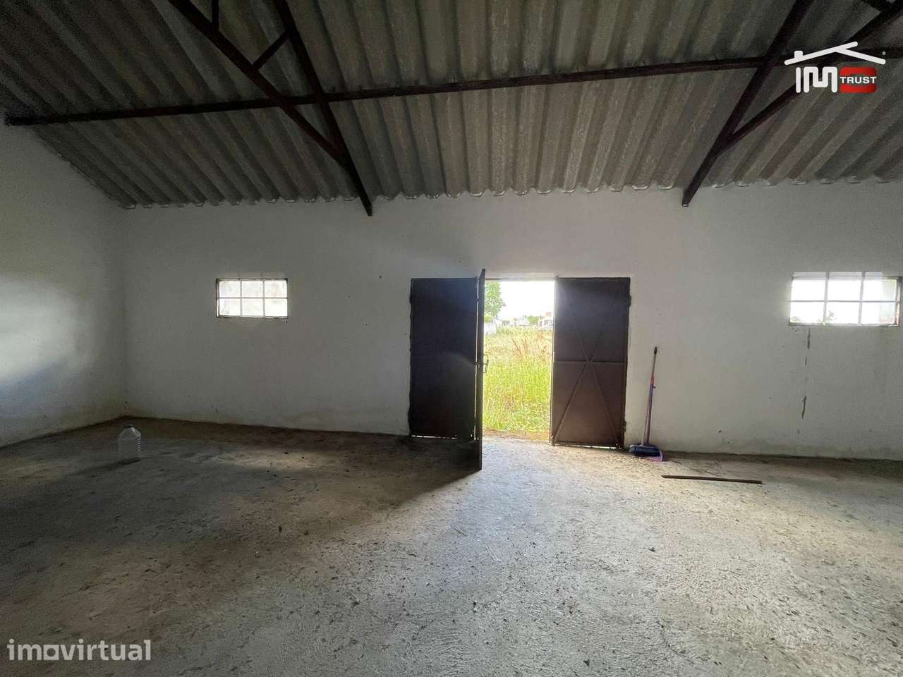Terreno Urbano 2.500 m² com Armazém e Viabilidade para 2 Moradias e... - Grande imagem: 4/34
