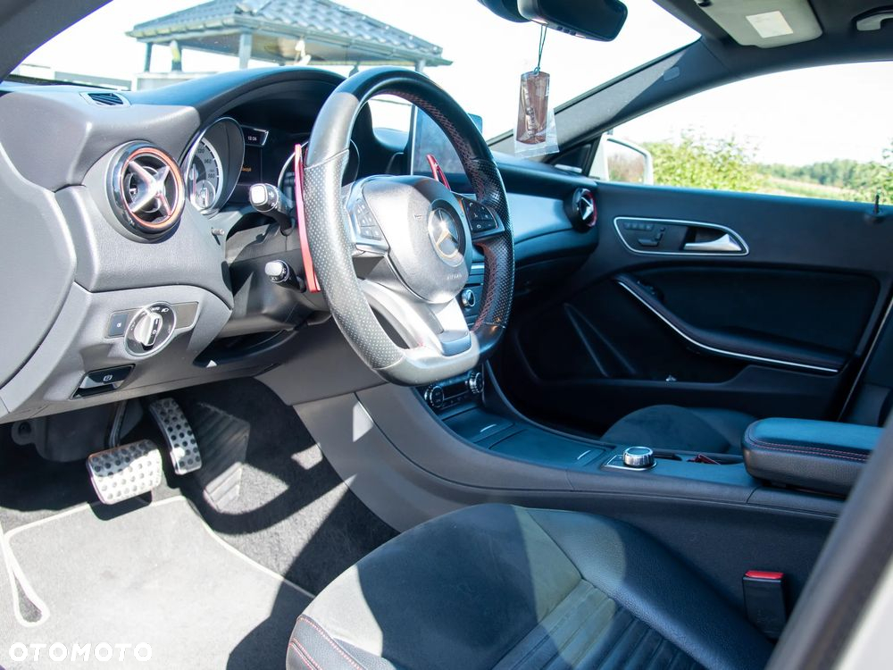 Mercedes-Benz CLA 250 4Matic 7G-DCT AMG Line - 14