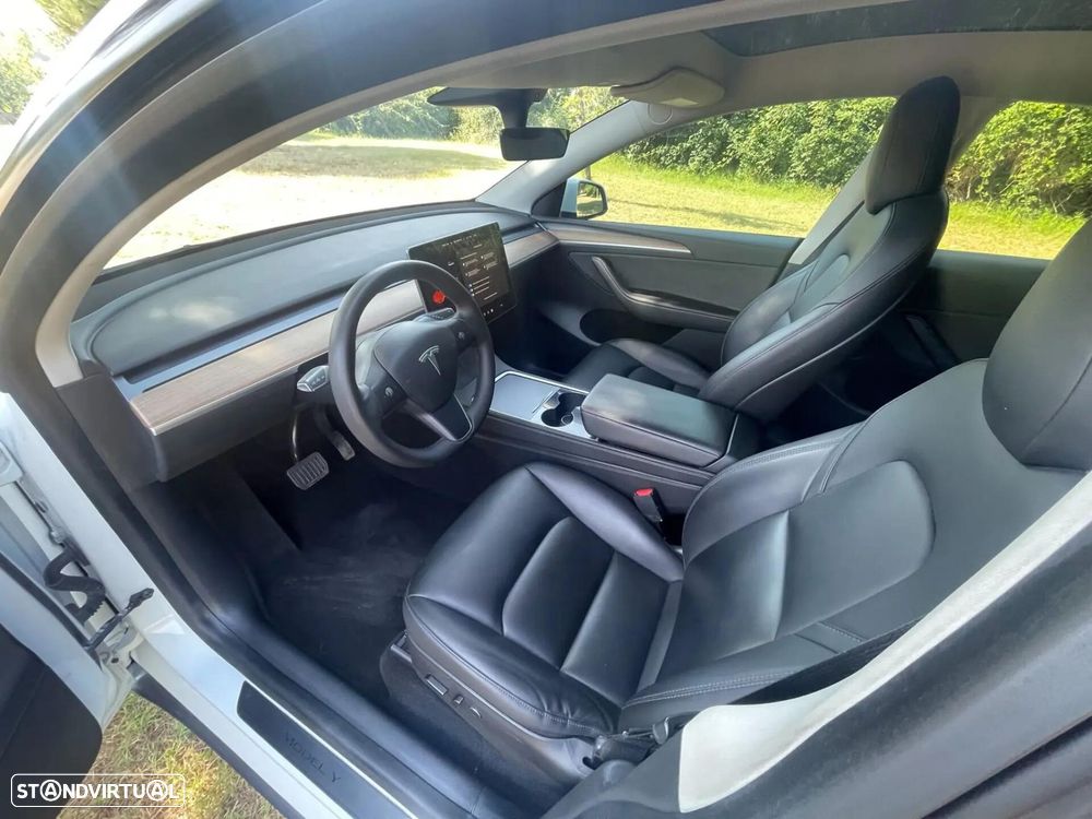 Tesla Model Y Long Range Dual Motor AWD — fotografia 4