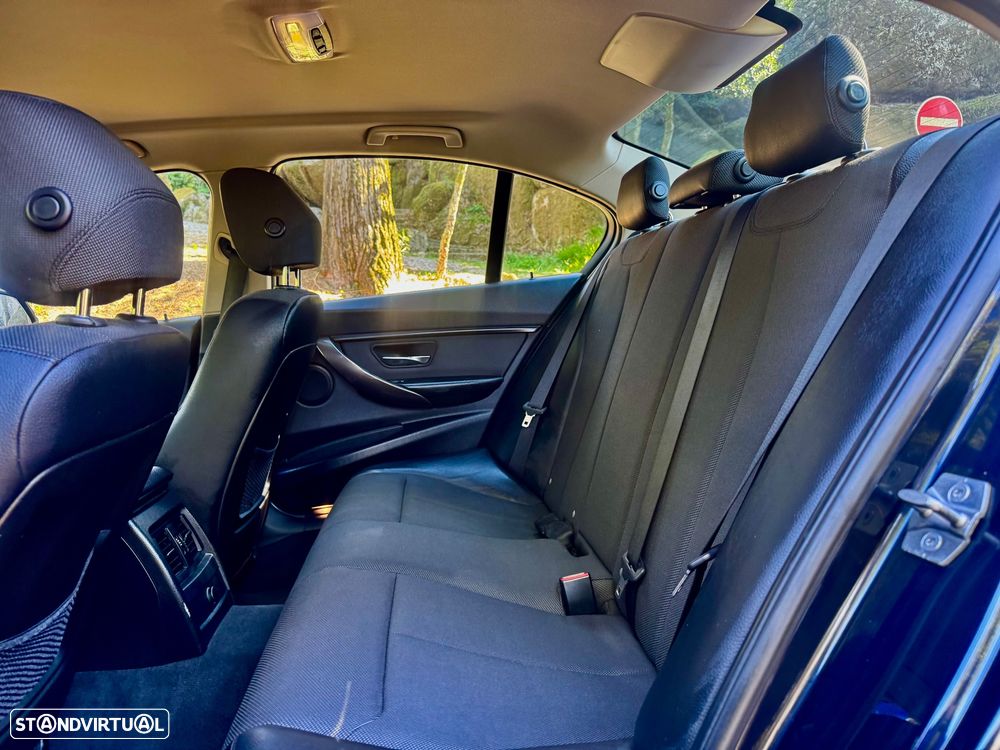 BMW 318 d Line Luxury - 13