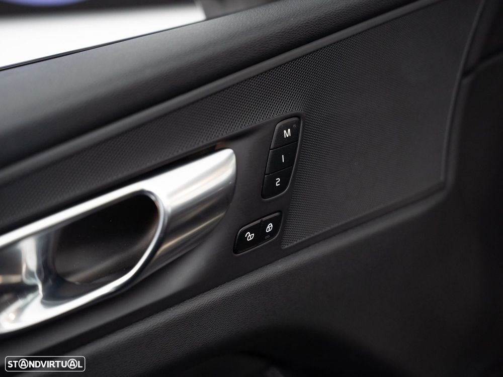 Volvo XC 60 2.0 T6 PHEV Plus Dark - 21