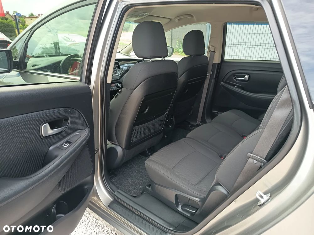 Kia Carens 1.6 GDI Attract - 33