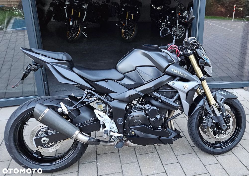 Suzuki GSR - 11