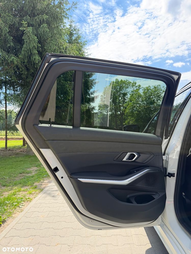 BMW Seria 3 320i M Sport - 27