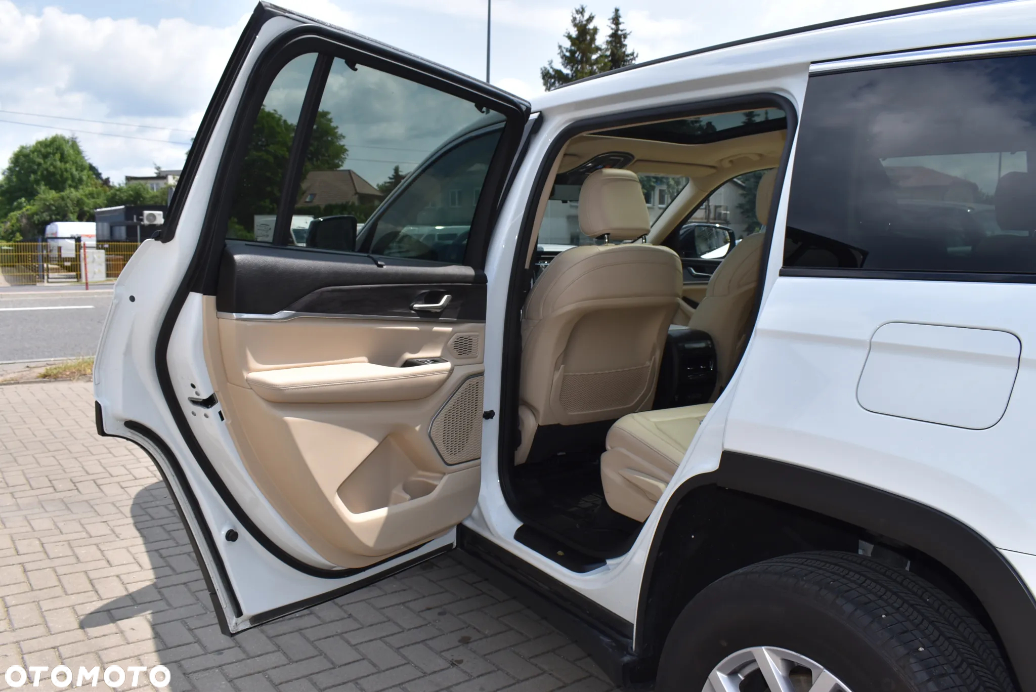 Jeep Grand Cherokee - 25