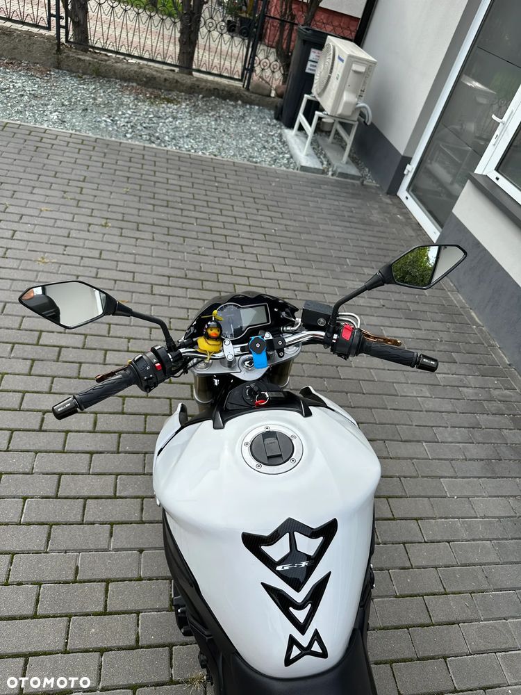 Suzuki GSR - 6