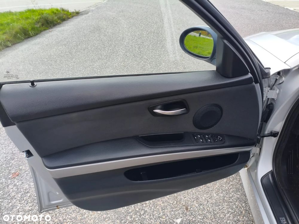 BMW Seria 3 320d DPF Touring - 24