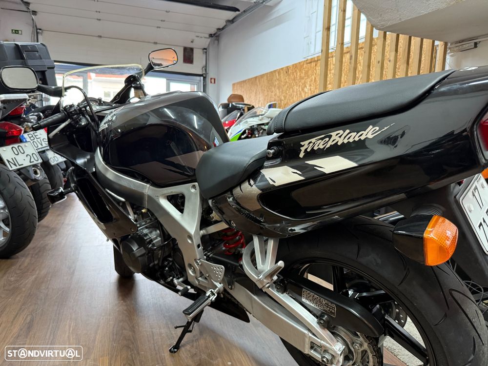 Honda CBR 900 RR - 13