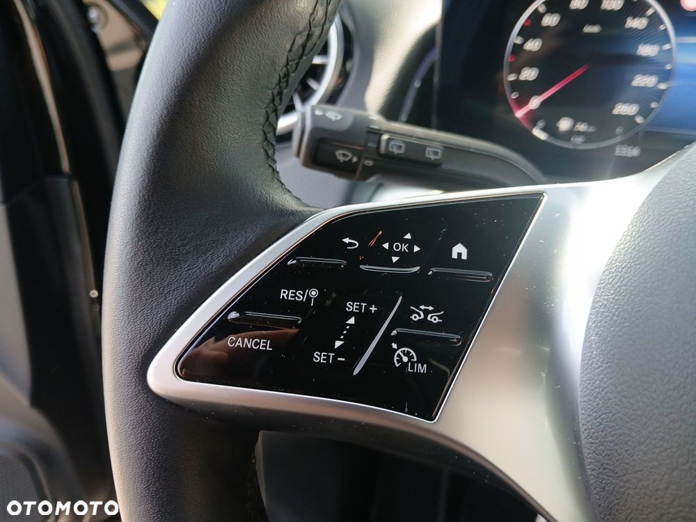 Mercedes-Benz GLB 200 Progressive 7G-DCT - 24