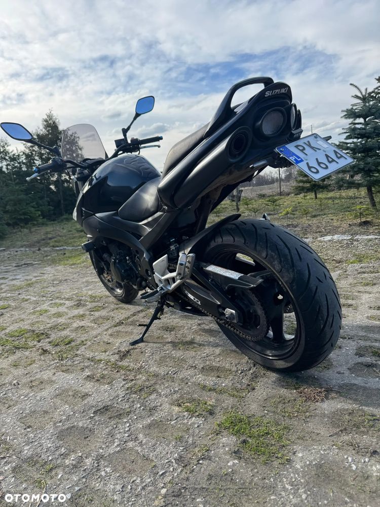 Suzuki GSR - 4
