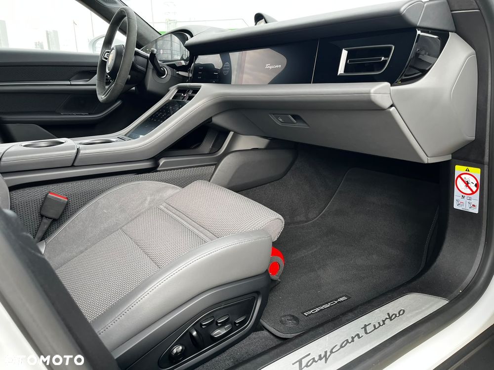Porsche Taycan Turbo - 25