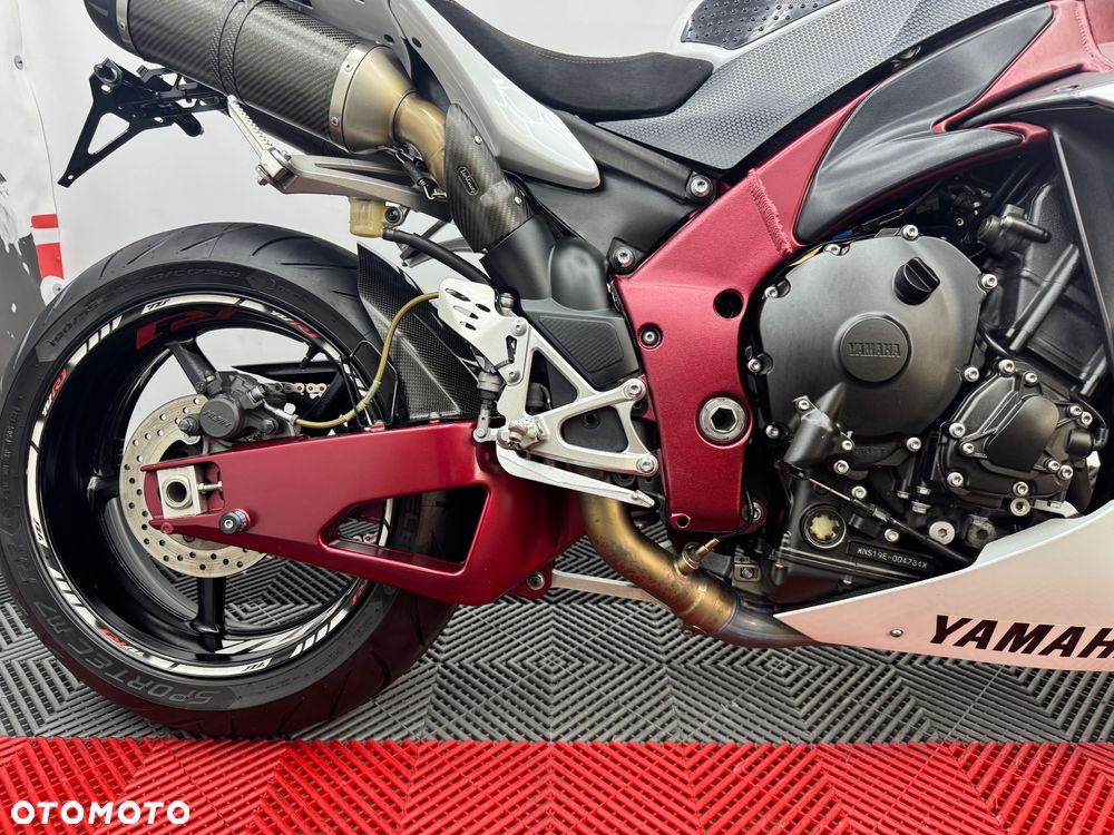 Yamaha R1 - 40