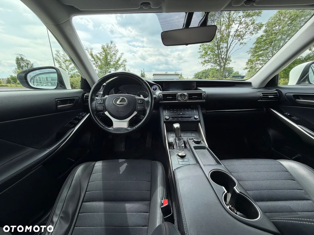 Lexus IS 300h Business Edition - 11