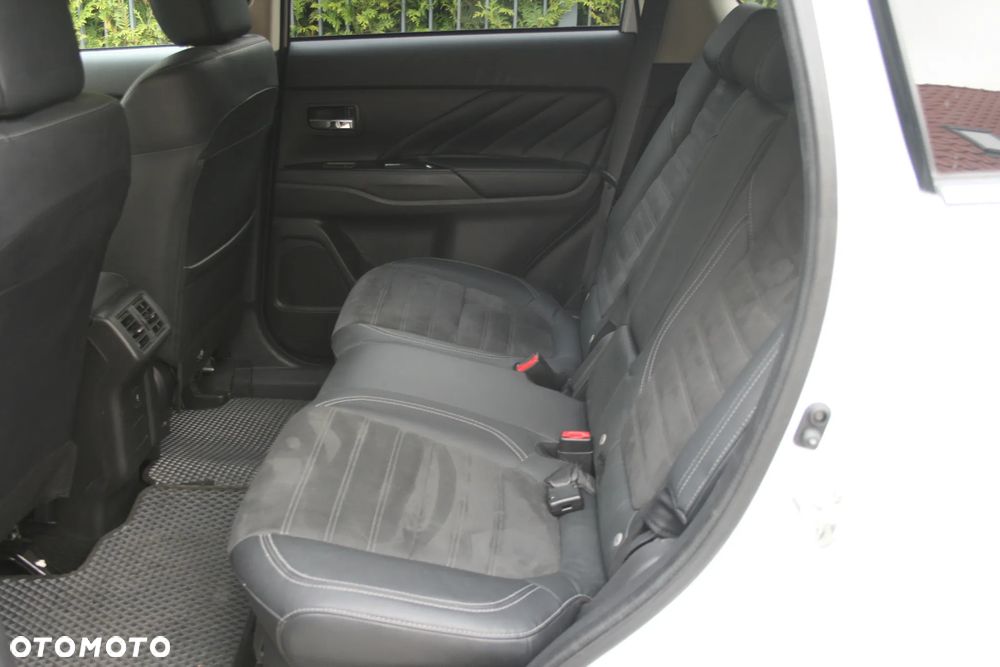 Mitsubishi Outlander Instyle + - 24