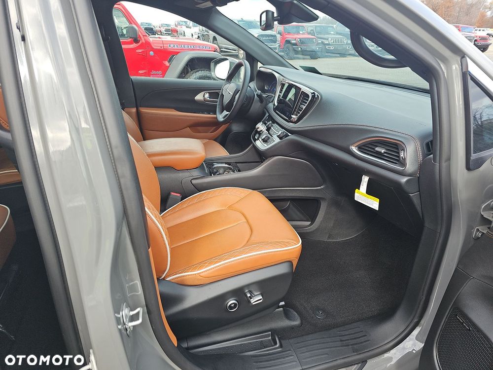 Chrysler Pacifica - 12