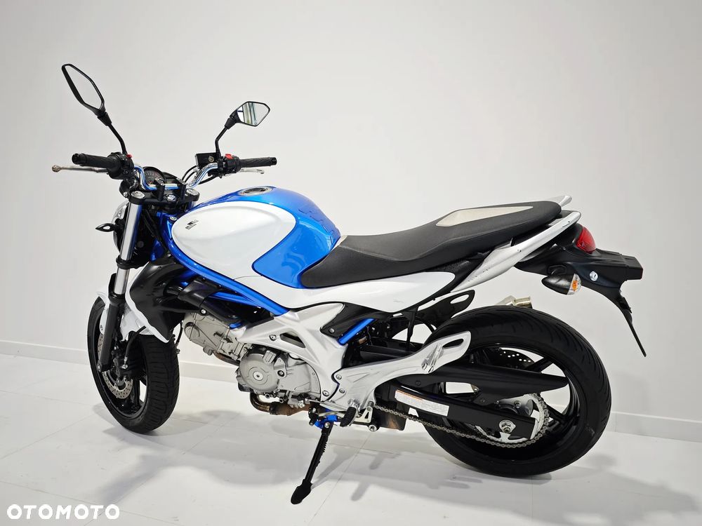 Suzuki Gladius - 12