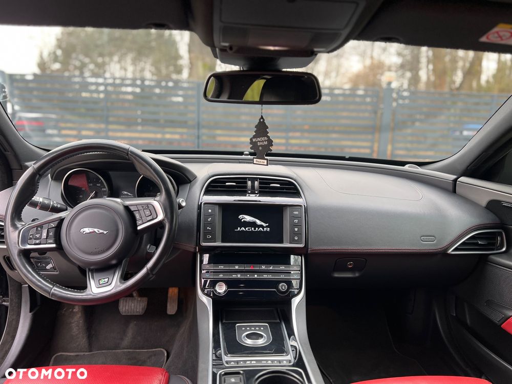 Jaguar XE - 10