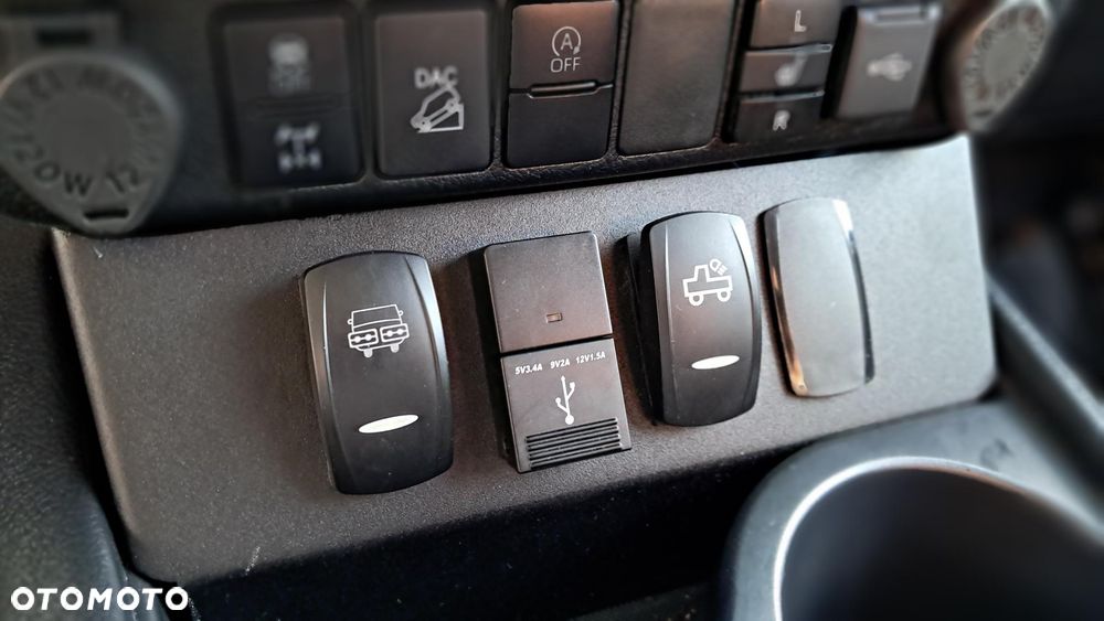 Toyota Hilux - 32
