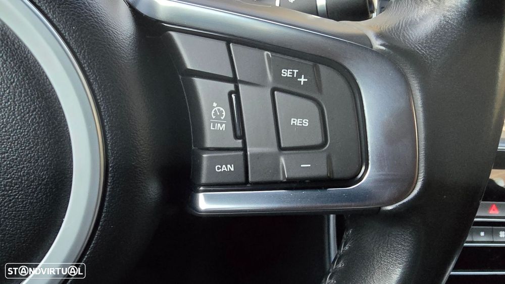 Jaguar XE 2.0 D R-Sport - 16