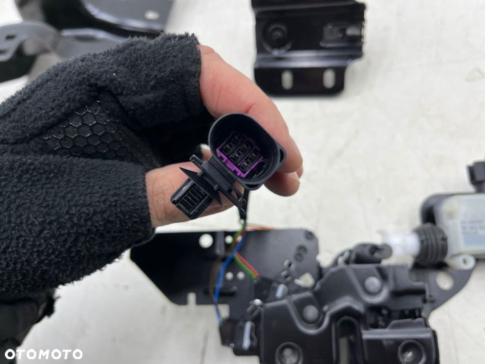 Zamek maski Porsche Macan II 95c 24r.- rygiel mocowanie podstawa zamka maski łącznik pasa komplet - 7