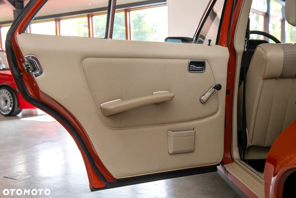Mercedes-Benz W123 - 26