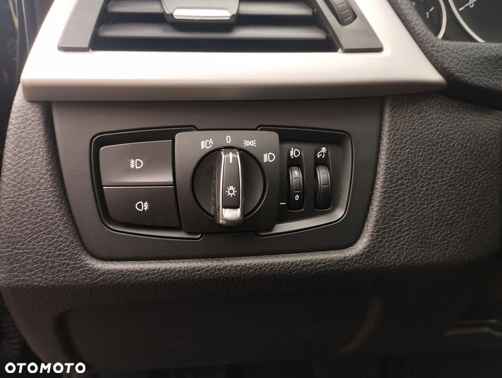 BMW Seria 3 320i Touring - 16