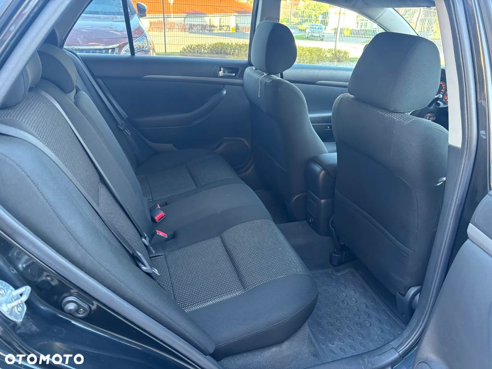 Toyota Avensis 1.8 VVT-i Executive - 26