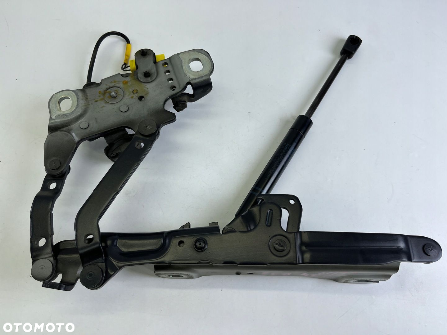 ZAWIAS MASKI LEWY B39 NABÓJ PIROTECHNICZNY BMW GT F34 OE 7259691 OE 7239415 - 8