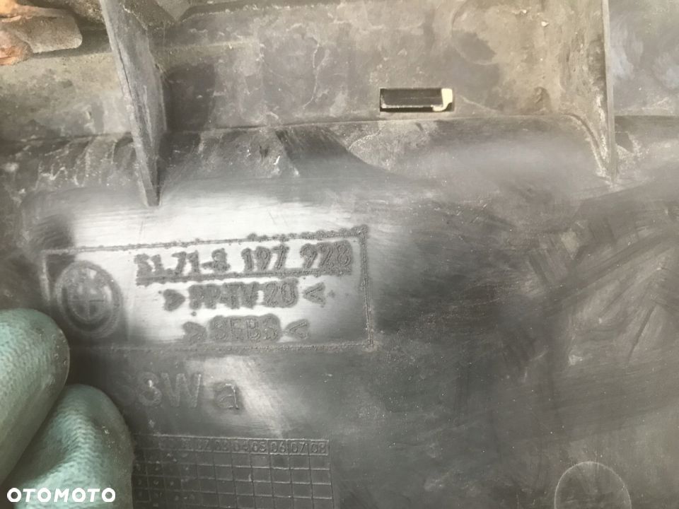Osłona chłodnicy BMW 3 E46 wlot kierownica powietrza prawa zderzaka pasa przedniego 8197928 - 8