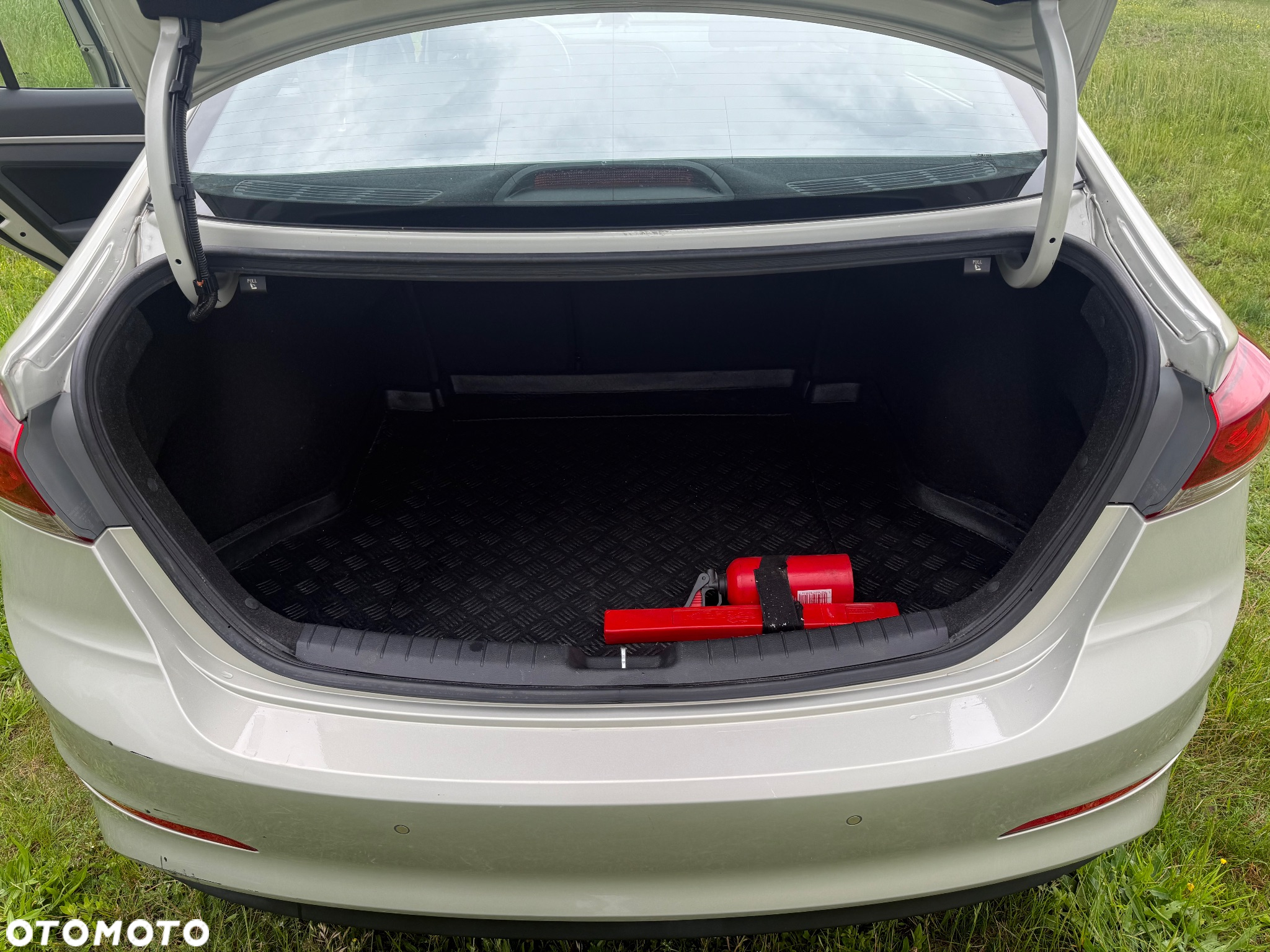 Hyundai Elantra 1.6 Premium - 25
