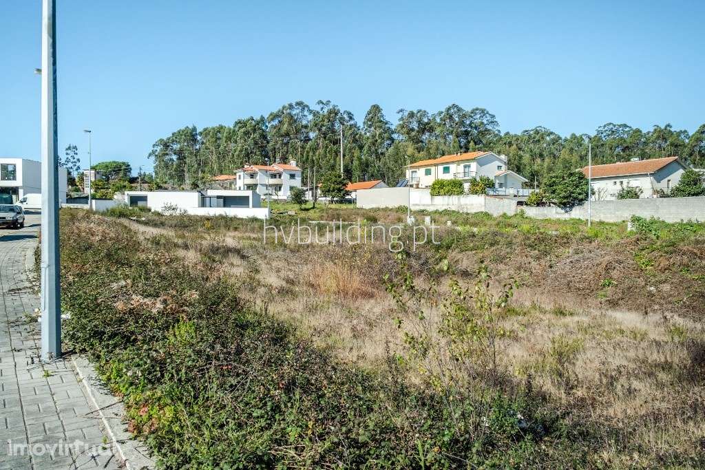 Lote com 950m2 localizado junto da estrada nacional em Perelhal, Barce - Grande imagem: 3/29