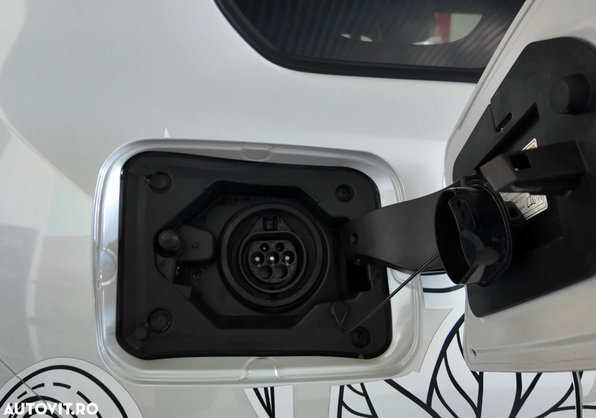 Toyota RAV4 2.5 PHEV VVT-iE 4x4 Style Bi-Tone - 13