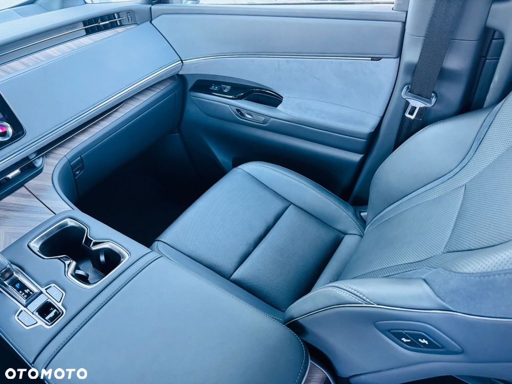 Lexus LM - 18