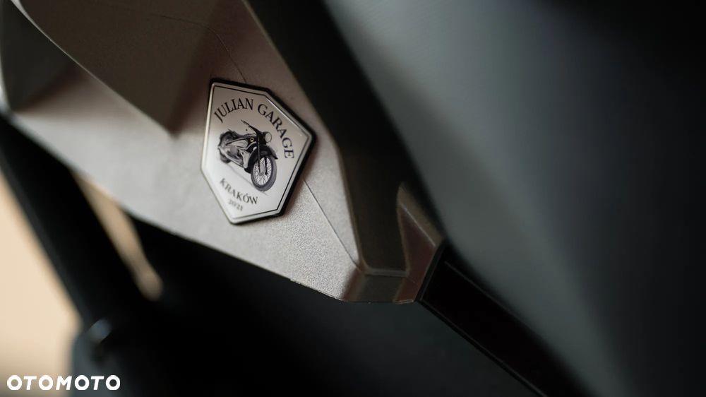 BMW R - 8
