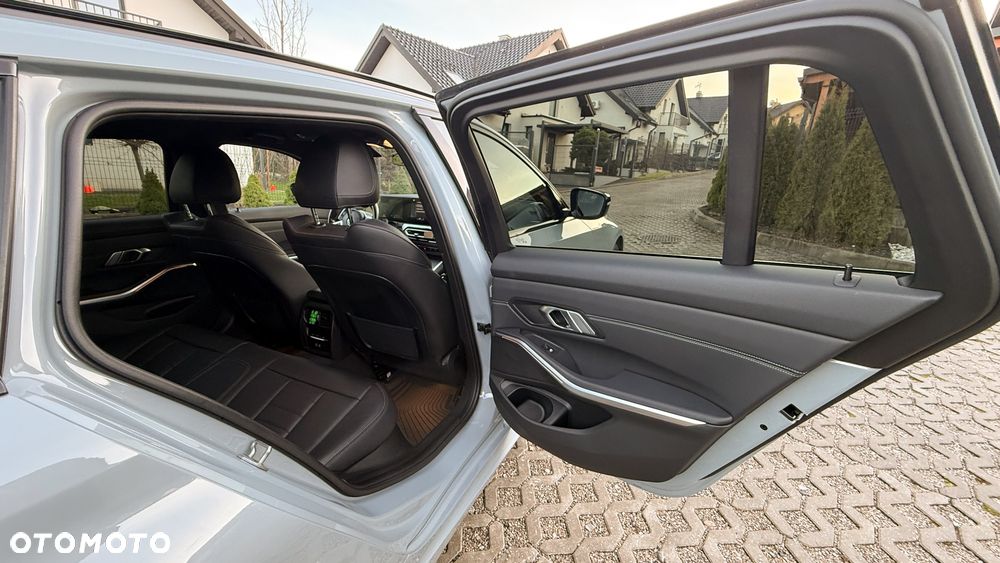 BMW Seria 3 330e xDrive M Sport sport - 14