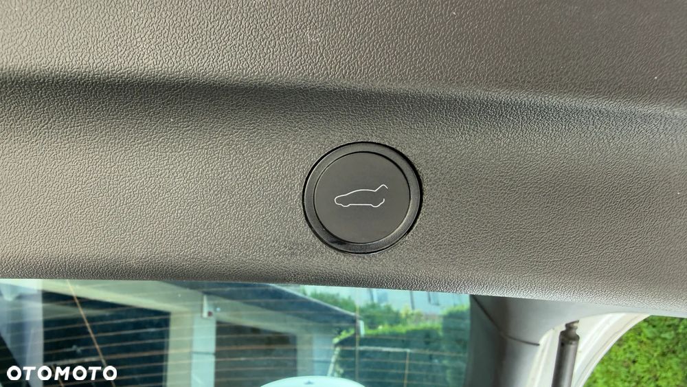 Tesla Model Y Long Range AWD - 8