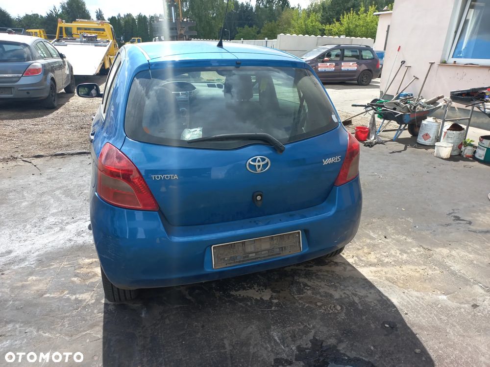 Toyota Yaris II 1.3 VVT-I 07r 5D 8T0 zderzak tylny kompletny - 1