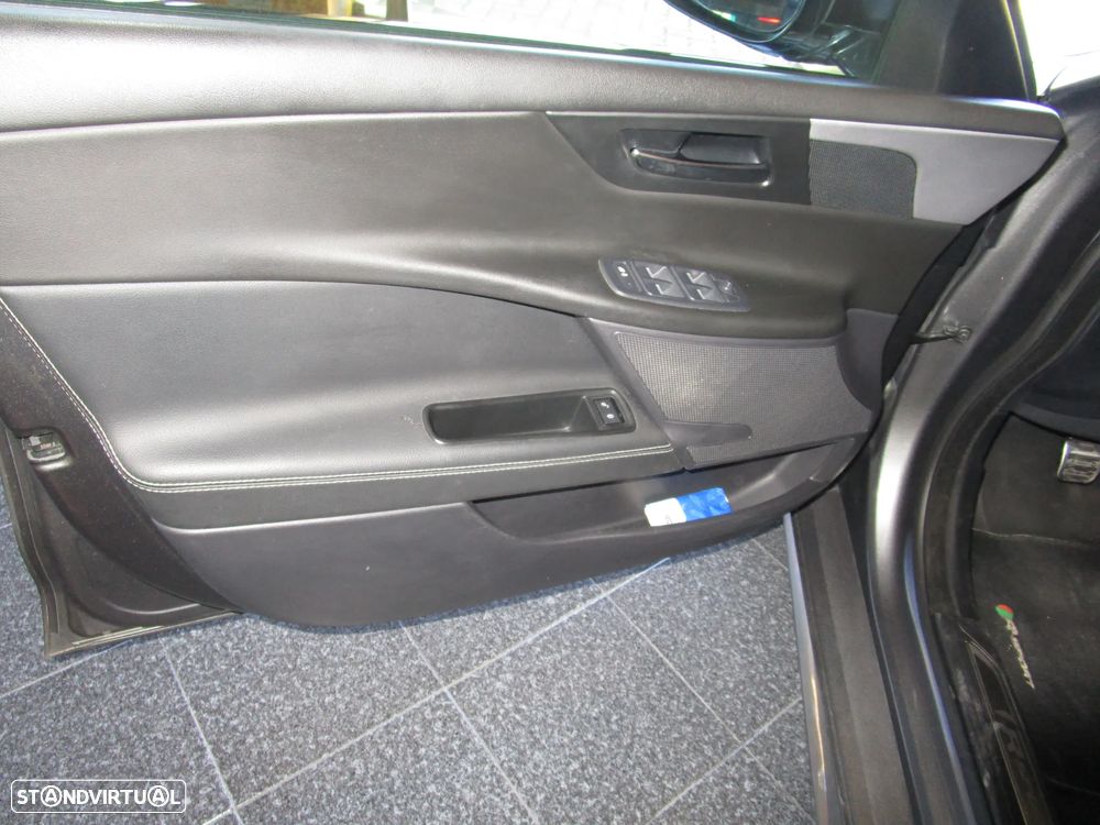 Jaguar XE 2.0 D R-Sport - 12