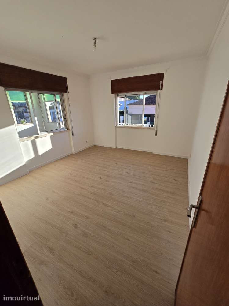 T5 bi-familiar com 2 casas de banho e área de 120m² - Grande imagem: 2/13