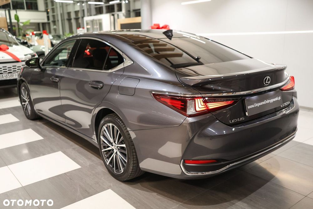 Lexus ES 300h Business Edition - 4