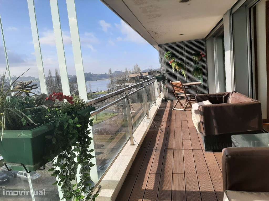 T4 com vistas rio em condomínio fechado no Fluvial, Porto - Grande imagem: 2/22