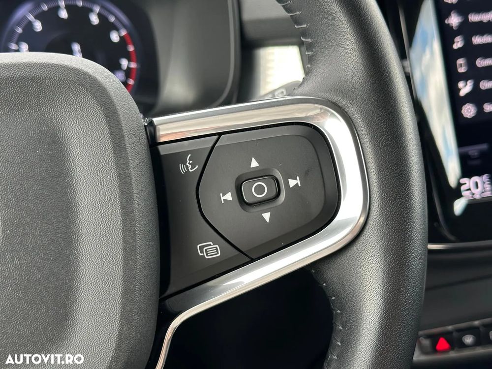 Volvo XC 40 B4 B AWD Geartronic Momentum Pro - 37