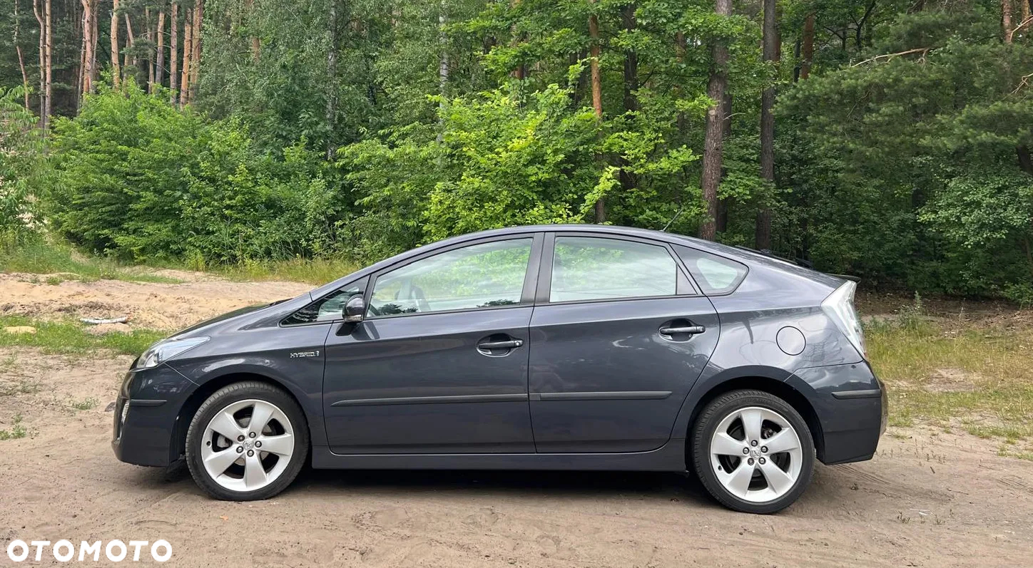 Toyota Prius (Hybrid) - 3