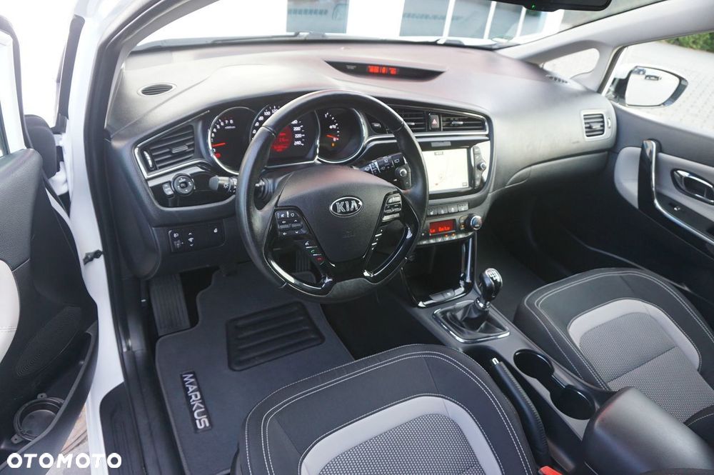 Kia Ceed 1.6 GDI Dream Team Edition - 24