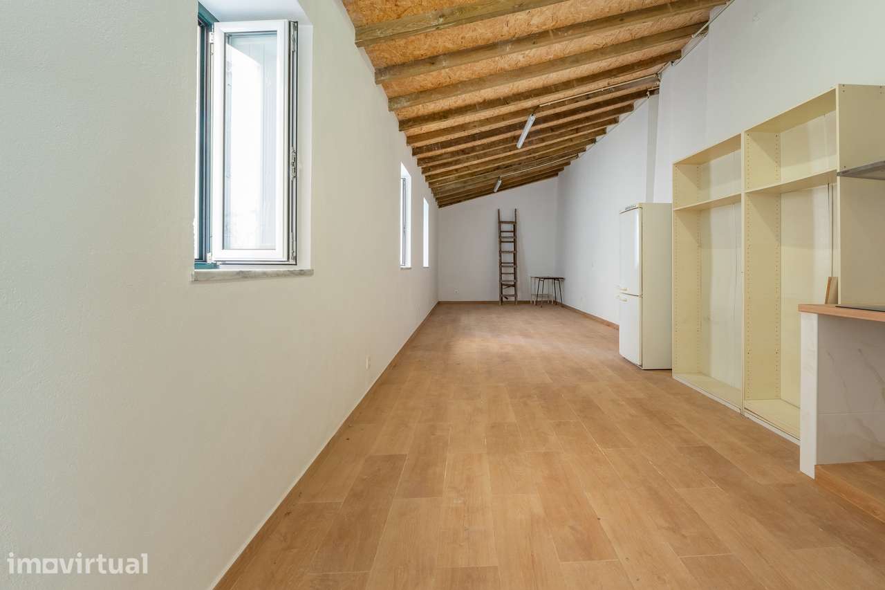 Loft com enorme potencial de transformação - Grande imagem: 3/14