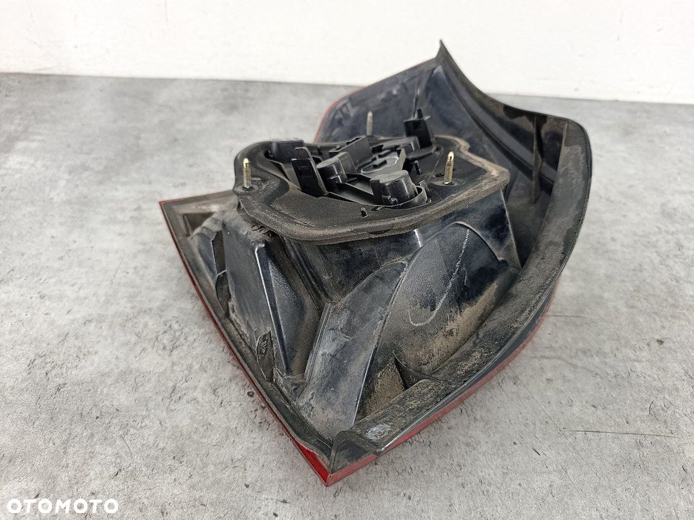 LAMPA TYLNA PRAWA TOYOTA COROLLA E12   KOITO HATCHBACK - 7