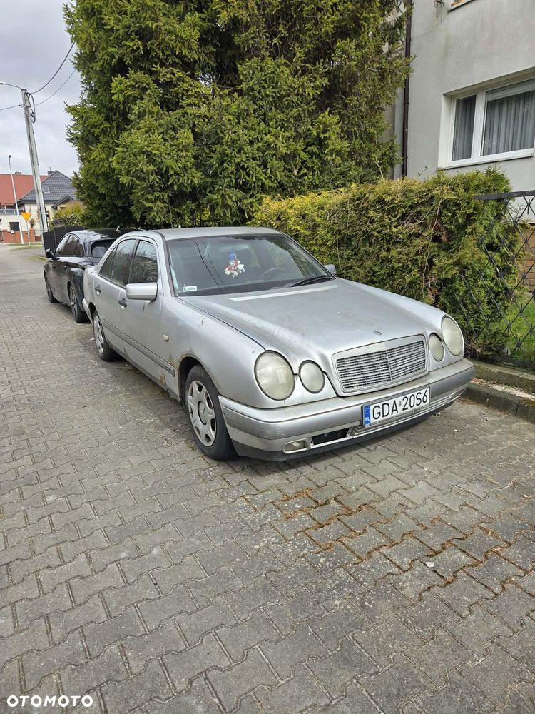 Mercedes-Benz Klasa E 220 T CDI Classic - 1