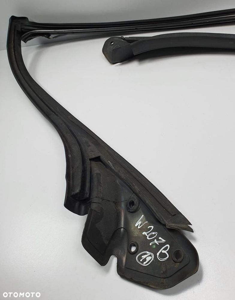 USZCZELKA SZYBY CZOŁOWEJ MERCEDES W207 A2076710120 - 2