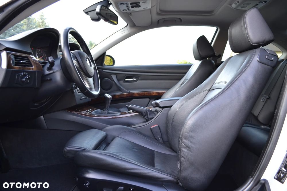 BMW Seria 3 325i - 24