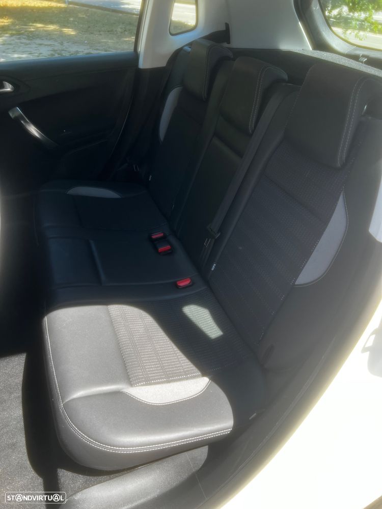 Peugeot 2008 1.2 PureTech Allure - 11